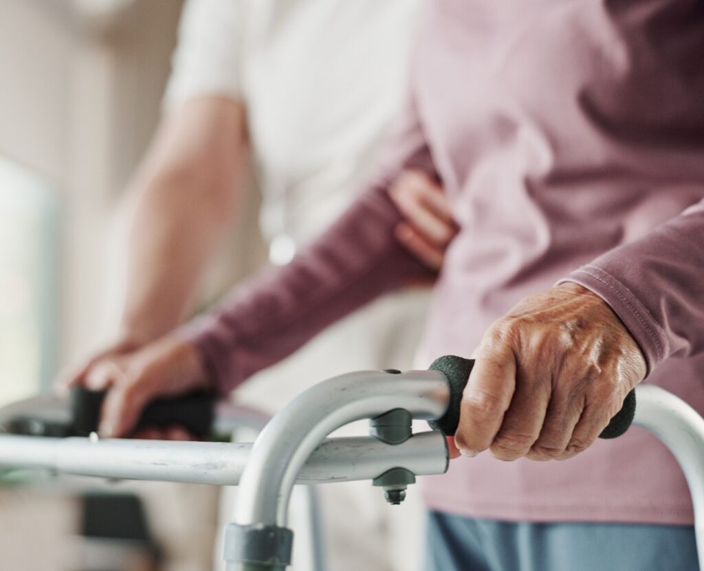 Ein Wandernder, Physiotherapie und die Hände einer älteren Person in einer Praxis für Gesundheitsversorgung, Osteoporose oder Rehabilitation. Medizinische Versorgung, Hilfe und Unterstützung mit einer Nahaufnahme eines älteren Patienten und eines Arztes im Rahmen der Behandlung und des Gehens