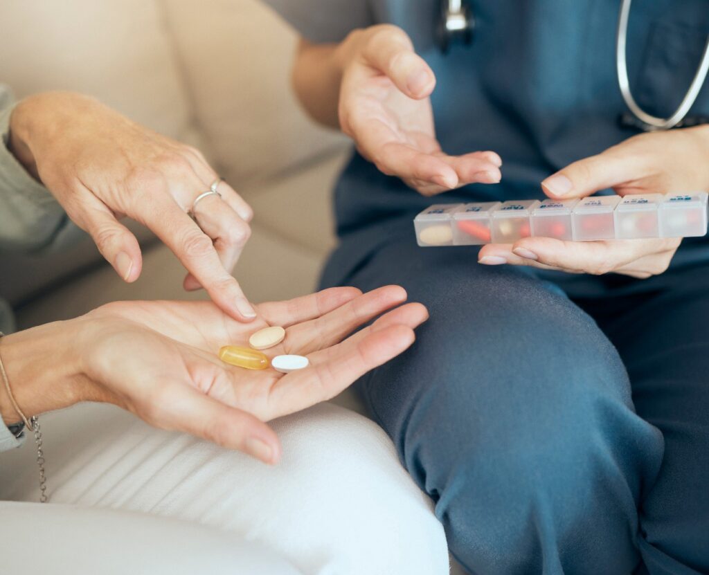 Seniorenbetreuung, Frau und Pflegekraft mit Medikamenten im Haushalt, Krankheitsmanagement und Beratung zur Medikamenteneinnahme. Pflegeheim, Krankenversicherung und Pflegekraft für die häusliche Pflege, Apotheken- und Gesundheitsdienstleistungen